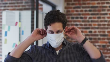 Retrato-De-Un-Hombre-Con-Mascarilla-En-La-Oficina