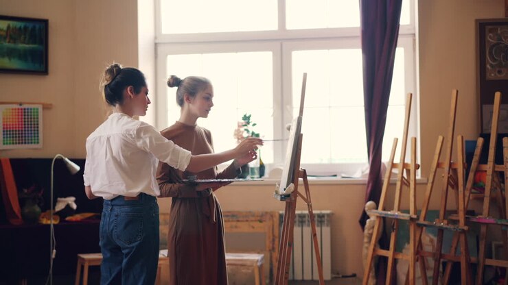 две женщины рисуют в художественной студии