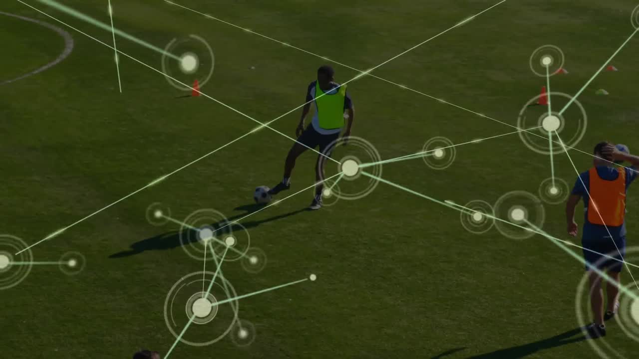 축구 경기장에서 연습하는 축구 선수들에 대한 연결 네트워크의 활성화