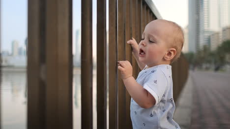 Niño-Riendo-A-La-Edad-De-1-Año-Bailando.