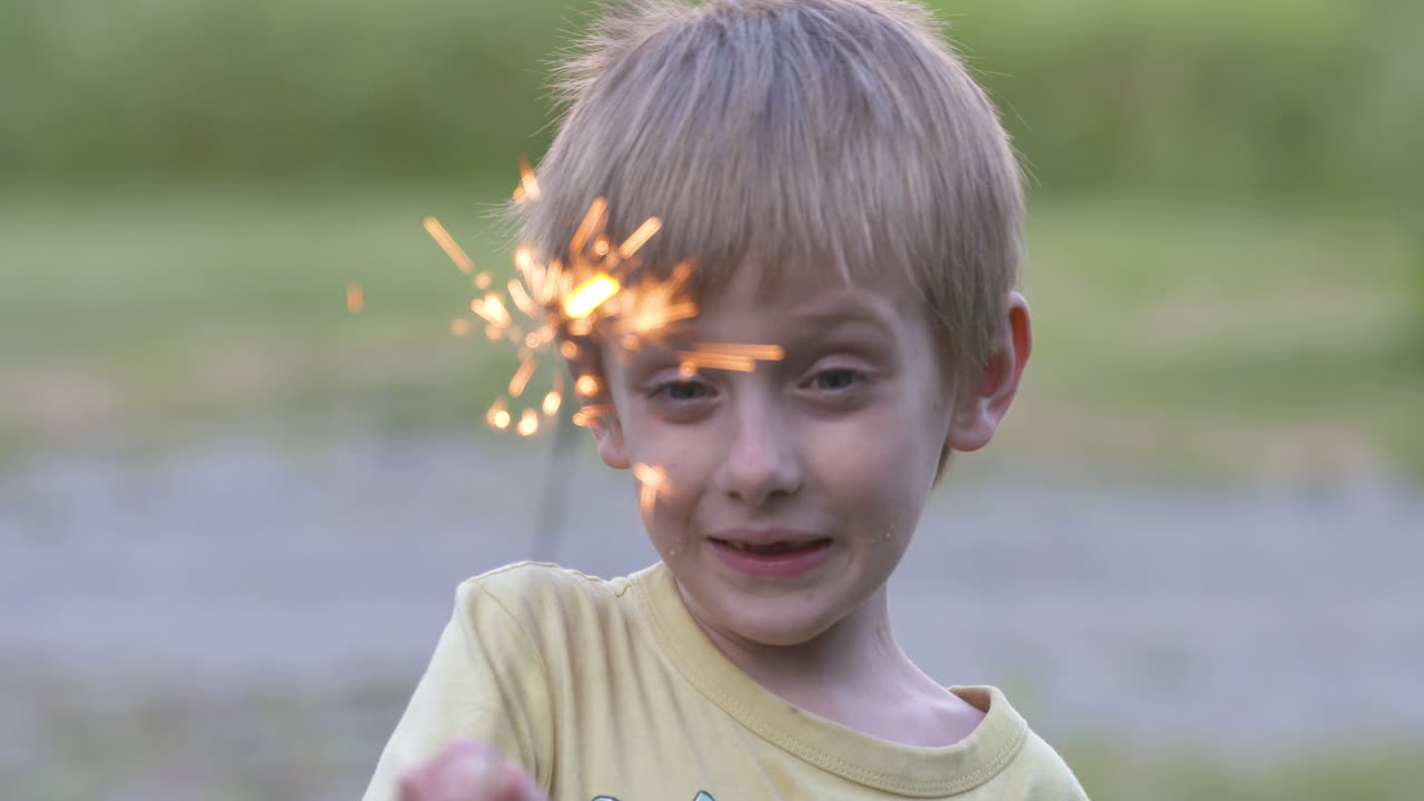 retrato de un adorable niño jugando con una bengala