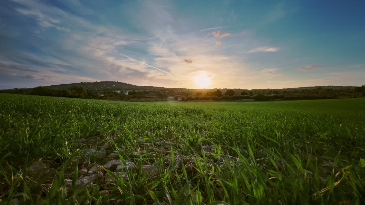 Splendido video timelapse di un prato verde, una dolce collina e nuvole che fluttuano in un cielo blu