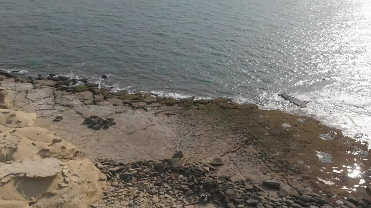 Veduta aerea della costa rocciosa frastagliata lungo il Golfo di Oman a Jiwani