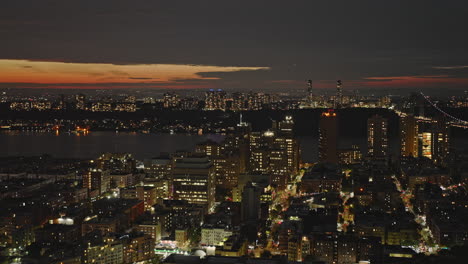 NYC-New-York-Luftaufnahme-V266-Drohnenüberflug-über-Washington-Heights,-Der-Die-Stadtlandschaft-Von-Upper-Manhattan-Und-Fort-Lee-In-New-Jersey-über-Den-Hudson-River-Bei-Sonnenuntergang-Und-Dämmerung-Einfängt-–-Aufgenommen-Mit-Inspire-3-8k-–-September-2023