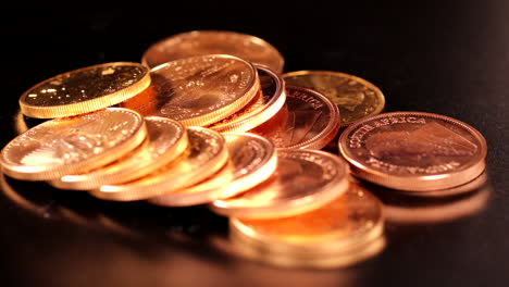 different gold coins lie unsorted next to each other