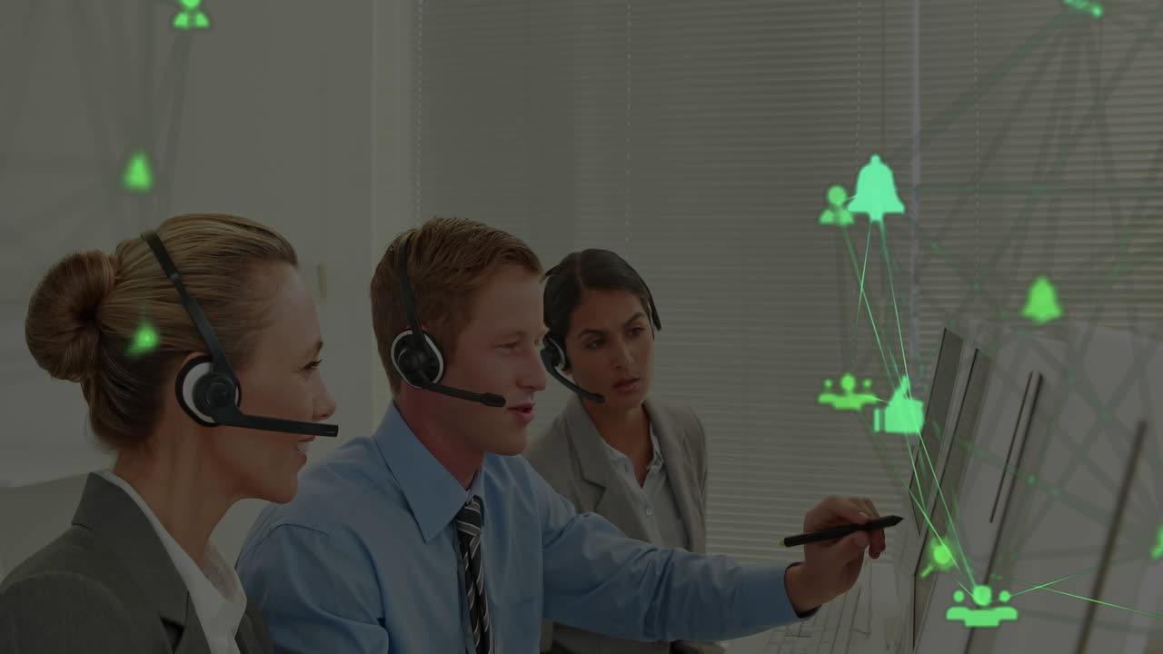 사무실에서 컴퓨터를 통해 논의하는 다양한 동료들에 대한 디지털 아이콘의 전 세계 애니메이션