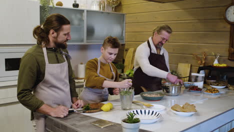 hombres caucásicos y niño en la cocina