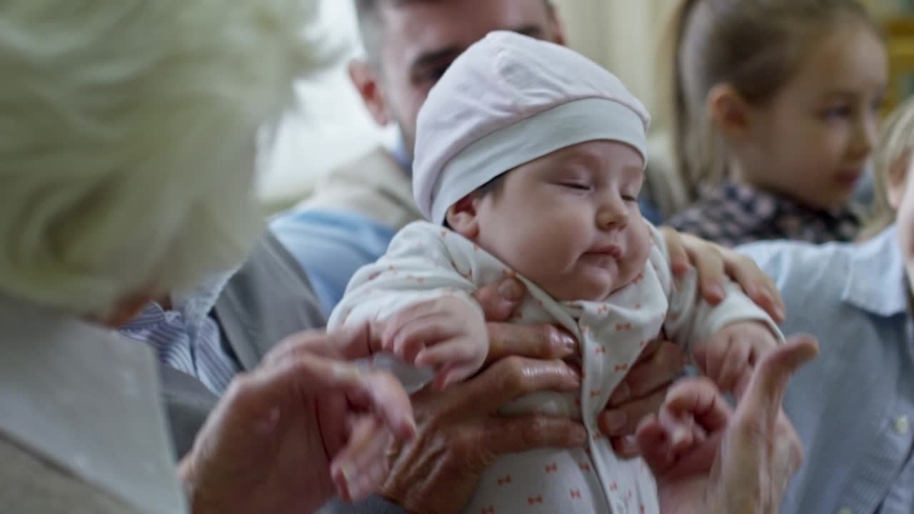할아버지와 할머니가 아기와 함께 시간을 보내는 것