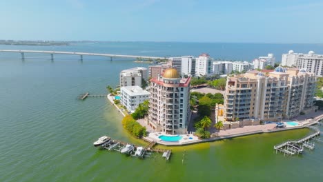 Vista-Aérea-Del-Horizonte-De-Sarasota-Sobre-El-Puerto-Con-Una-Calzada-Circular-En-El-Fondo