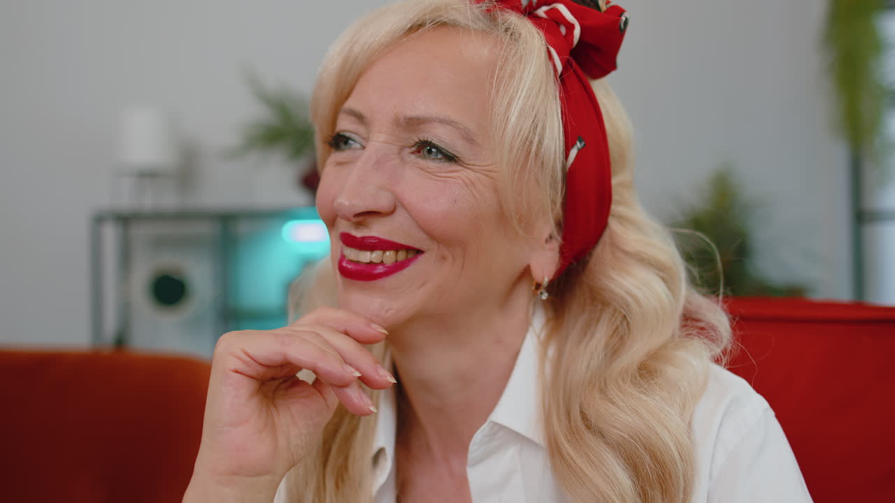 행복한 평온한 노인 여성 미소 꿈꾸는 휴식, 휴식, 좋은 소식, 집 의자에서 만족감을 느 ⁇ 다