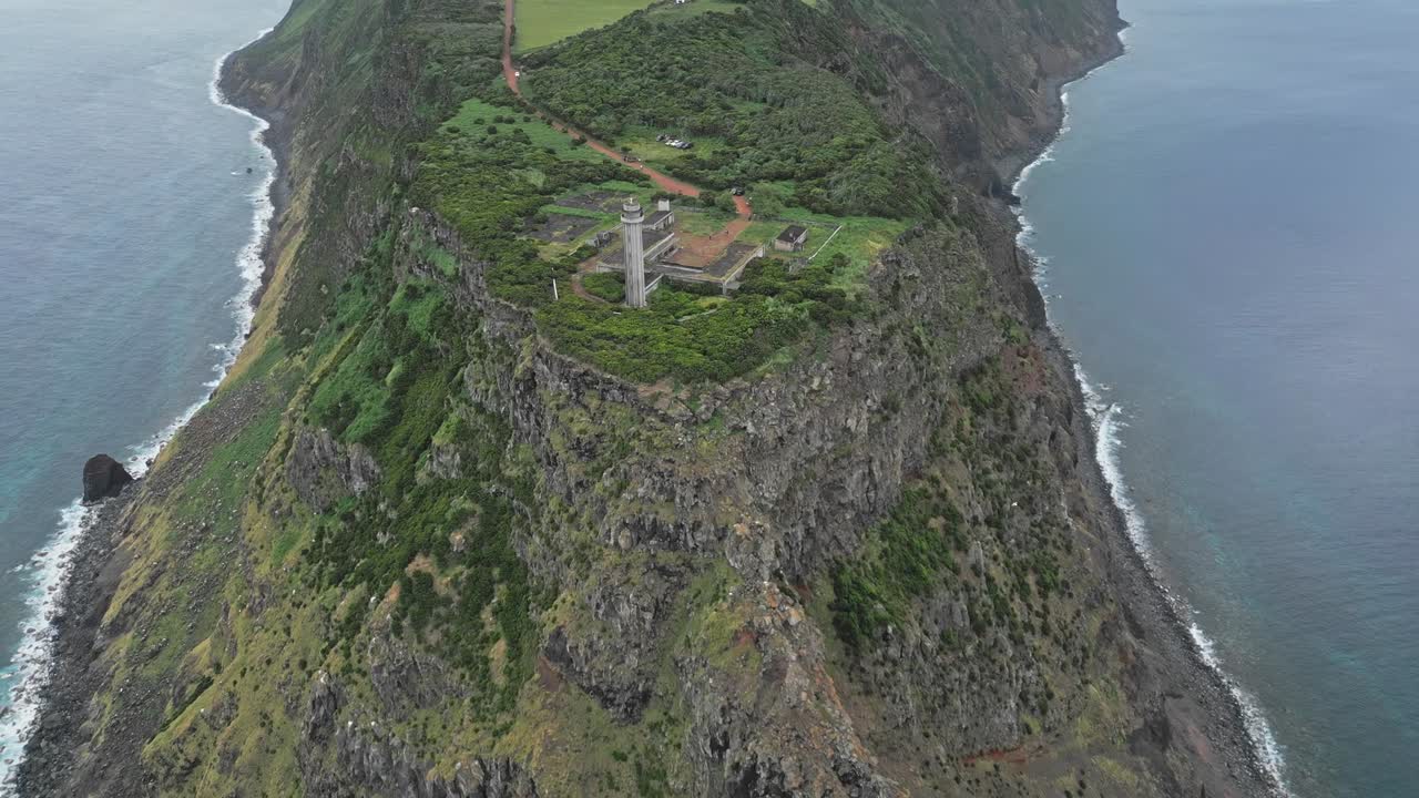 Vista aerea di Farol do Rosais, Portogallo, che mostra la bellezza della costa frastagliata.
