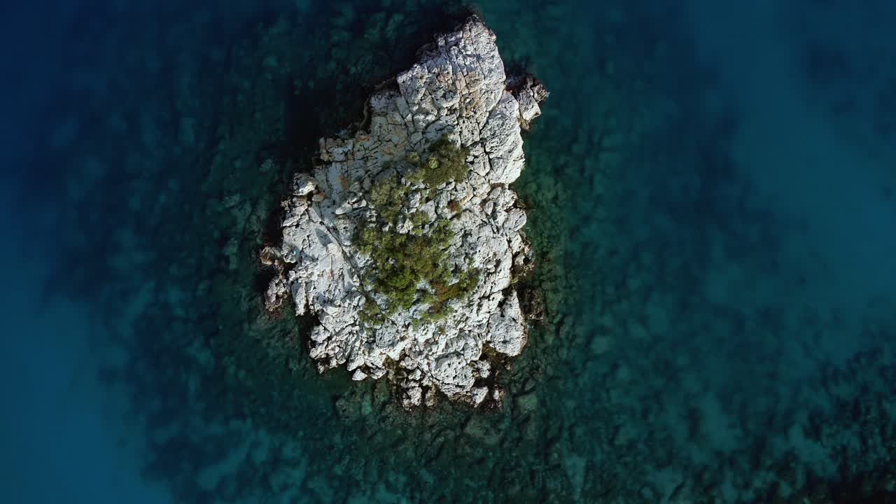 Ripresa aerea con drone della roccia in mezzo al mare.