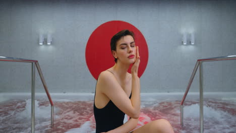 mujer relajándose en una bañera de spa