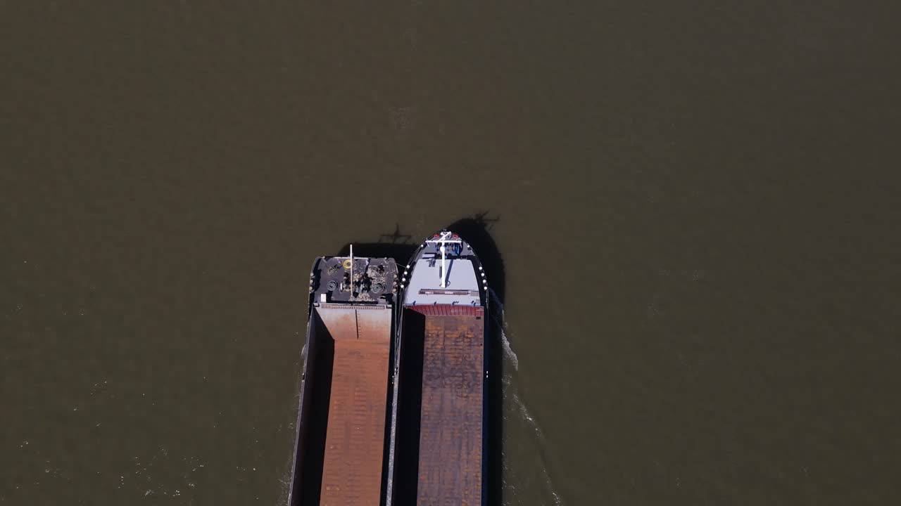 vista de pájaro del barco de carga vacío entrando en el marco, colonia alemania
