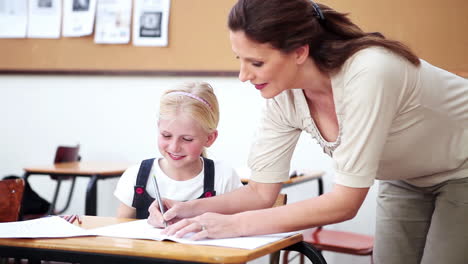 Lächelnder-Lehrer-Im-Gespräch-Mit-Einem-Schüler