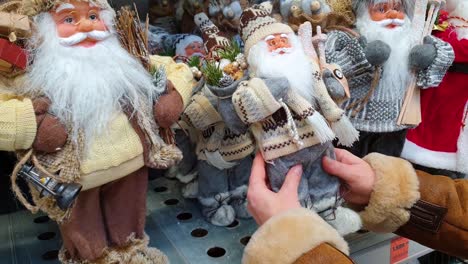 selección y compra en la tienda de adornos navideños para el árbol de navidad.