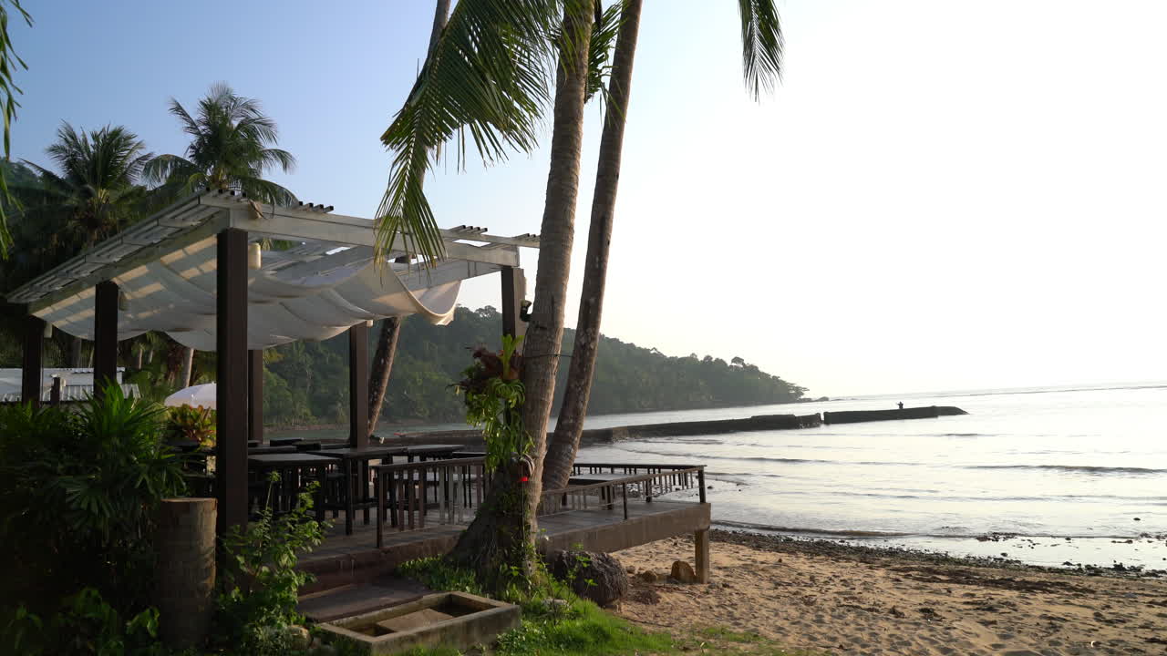 glorieta en la playa al atardecer