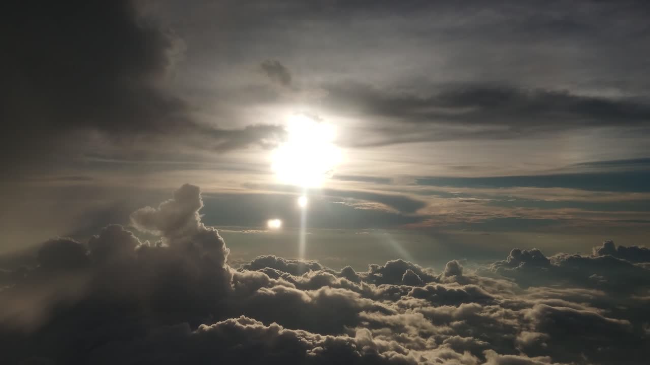hermoso cielo azul, sol brillante y asombrosa formación de nubes
