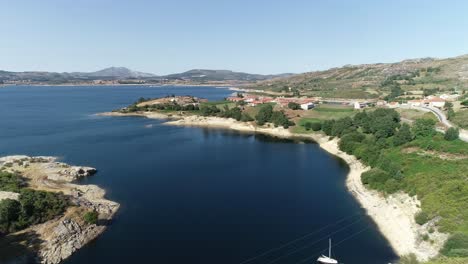 hermoso lago en la montaña