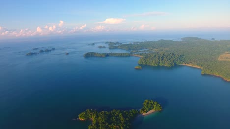 Flying-high-above-the-many-Parida-Islands-in-Panama-looking-at-the-dark-blue-Pacific-Ocean-out-to-the-cloud-covered-horizon