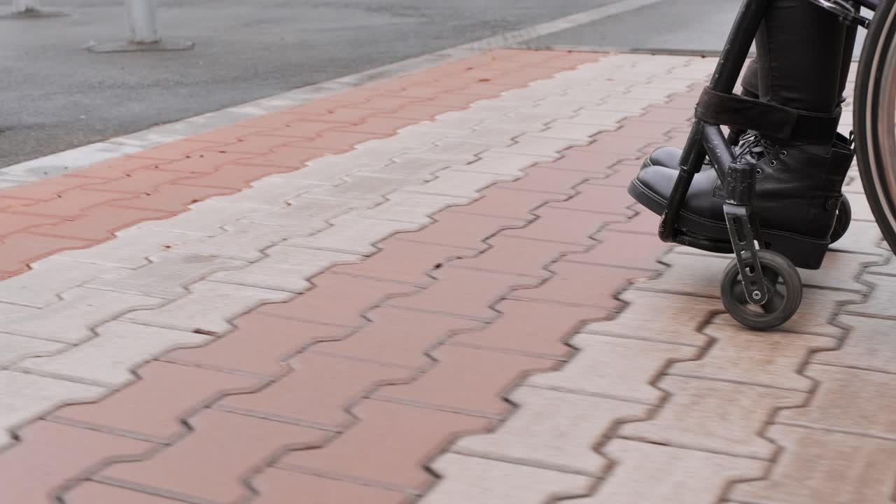 장애인이 체어를 타고 거리를 돌아다니고 있다.