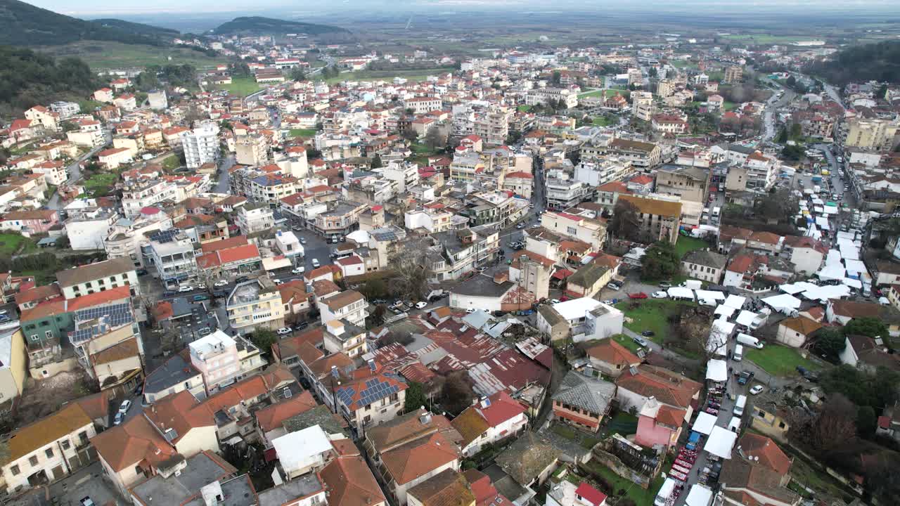 Eleftheroupoli Kavala Grecia, ripresa aerea panoramica con allontanamento, vista panoramica di una piccola città nella regione del Paggaio.