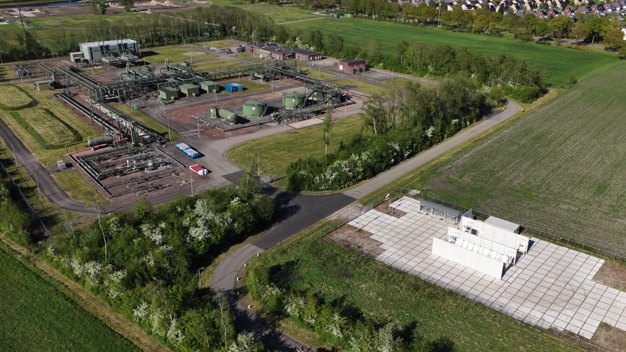 Droneudsigt over en brintudladningsstation i Hoogeveen, der forsyner hjem som en del af den hollandske overgang fra naturgas til ren energi