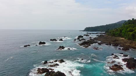 Olas-De-Océano-Azul-Claro-Rompiendo-En-Las-Rocas-Costeras-En-La-Costa-Pacífica-De-Colombia,-América-Del-Sur