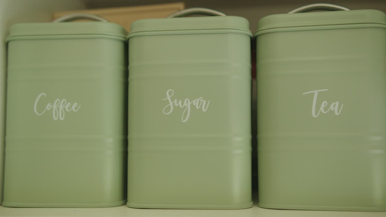 haciendo té en la cocina