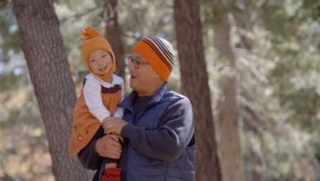 Padre-Llevando-A-Su-Hija-Pequeña-Durante-Un-Paseo-Por-El-Bosque