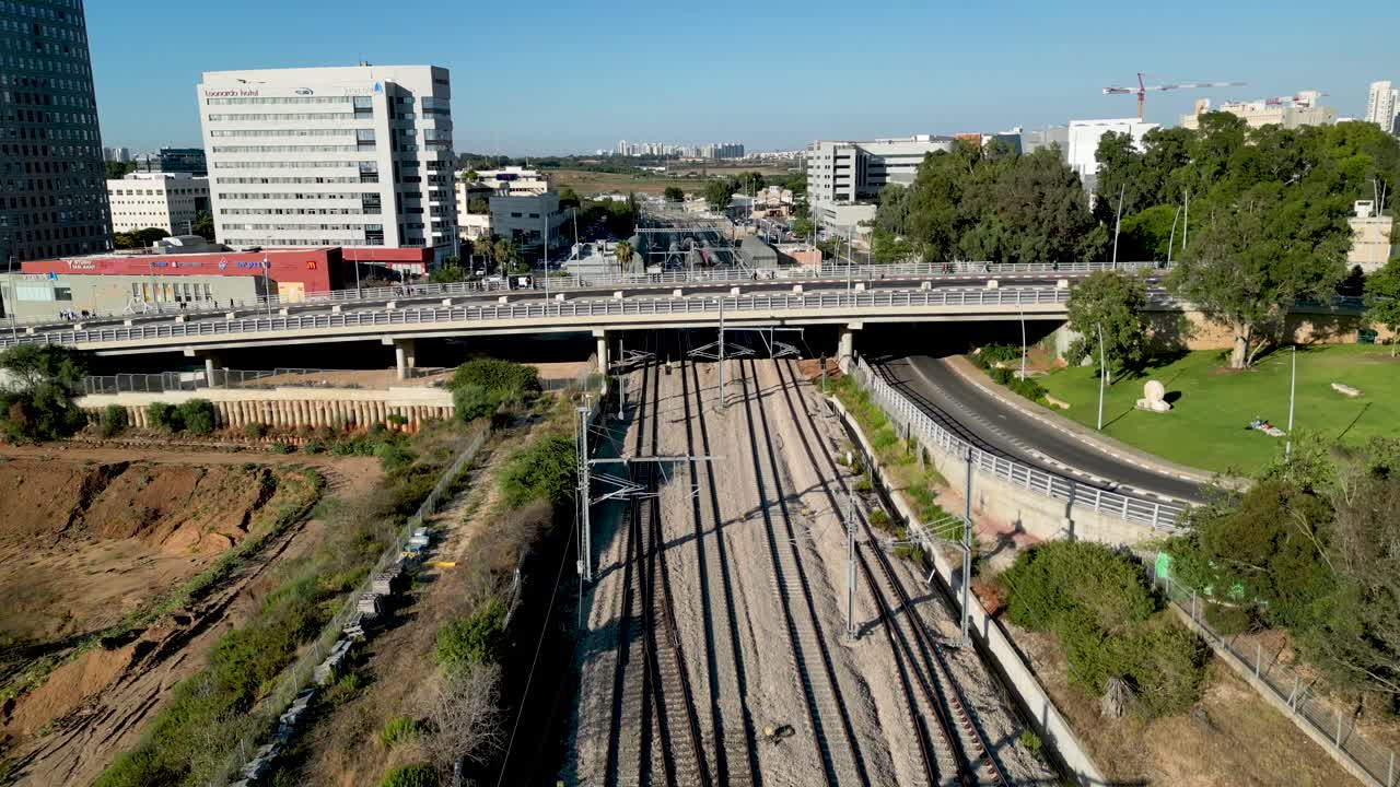 vídeo de drones de alta resolución de 4k de la estación central de tren en la ciudad de rehovot cerca del instituto weizmann de ciencias de israel