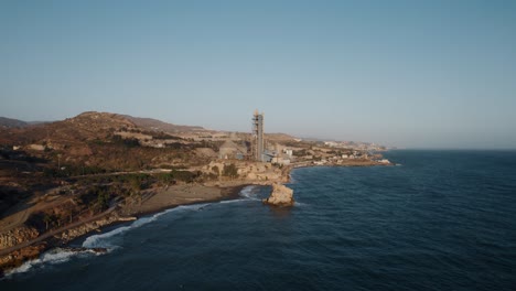 volar por el paisaje y disfrutar de una fábrica industrial junto al mar