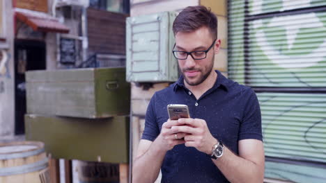 hombre usando teléfono inteligente en un entorno urbano