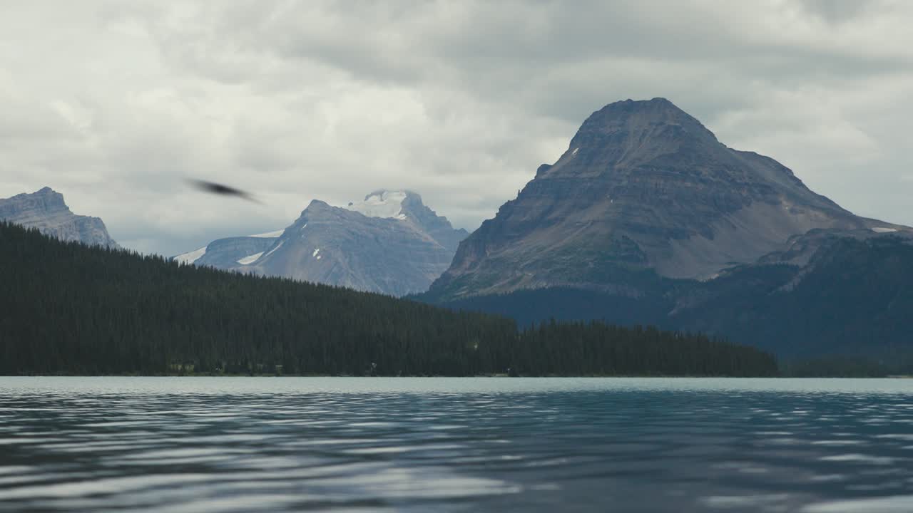 Una ripresa panoramica del tranquillo e pacifico Lago Bow nel Parco Nazionale di Banff in Canada.
