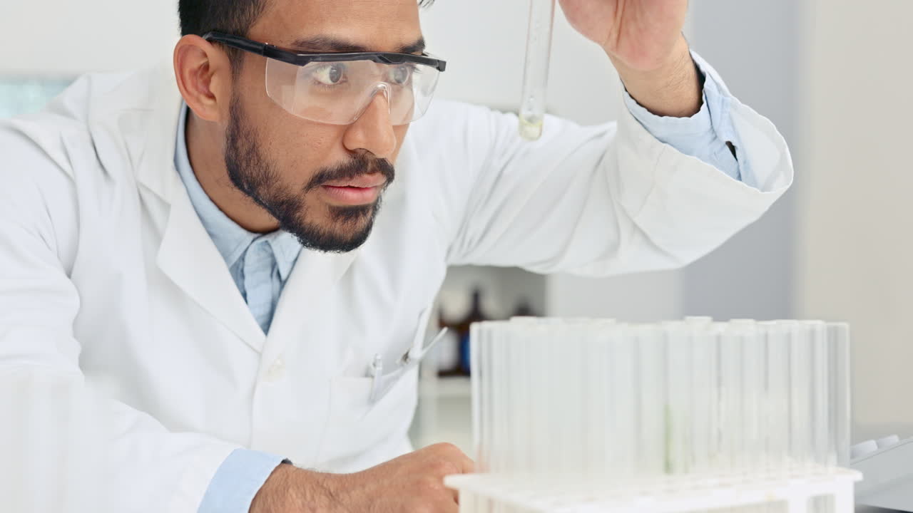 científico analizando muestras médicas