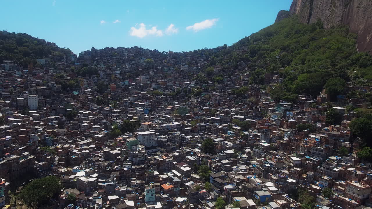 Panoramica aerea di abitazioni estremamente fitte tra le montagne a Rio.