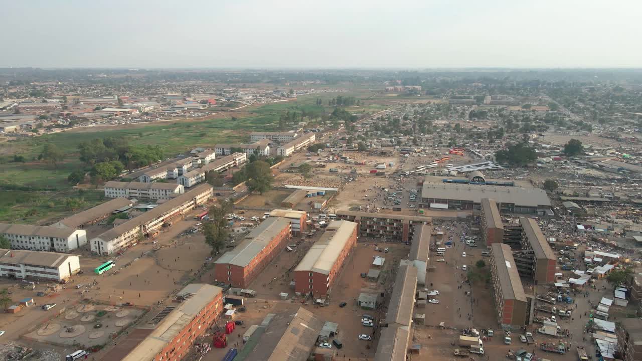 una foto de drone de mbare en harare, zimbabue
