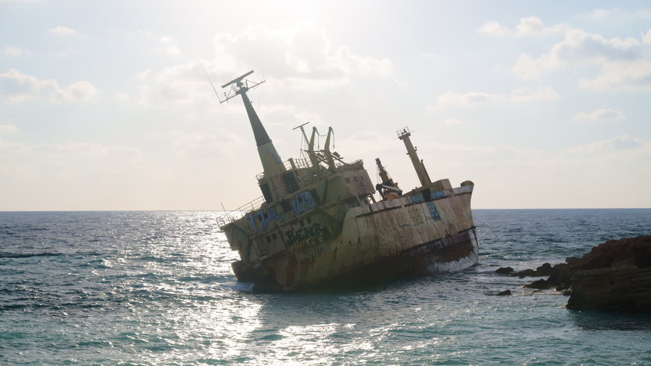 Pegeia, Chipre - 26 de fevereiro de 2026: Ampla vista cinematográfica do naufrágio Edro III na costa de Chipre, parcialmente submerso e inclinado no mar.