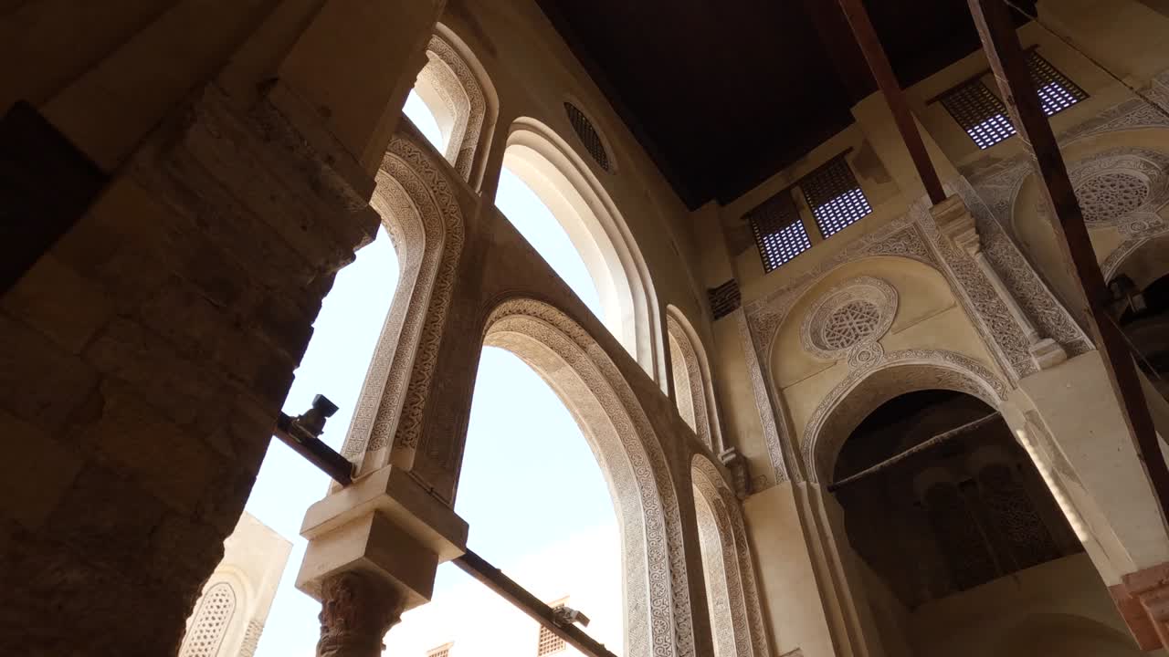 detalles del interior del complejo de qalawun, el cairo en egipto. ángulo bajo