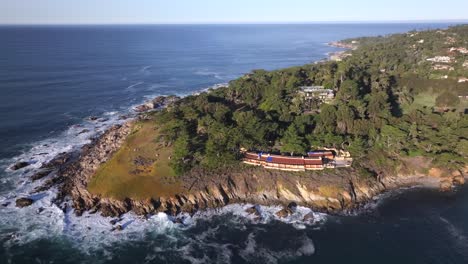 Wellen-Brechen-Am-Pescadero-Point-In-Der-Nähe-Von-Pebble-Beach-Im-Del-Monte-Forest,-Kalifornien,-USA