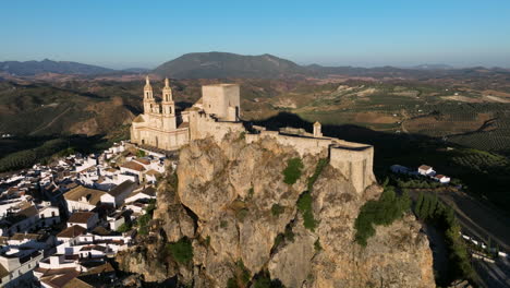 Castillo-De-Olvera-Que-Se-Eleva-Sobre-El-Pueblo-Blanco-Durante-El-Amanecer-En-Olvera,-Provincia-De-Cádiz,-Sur-De-España