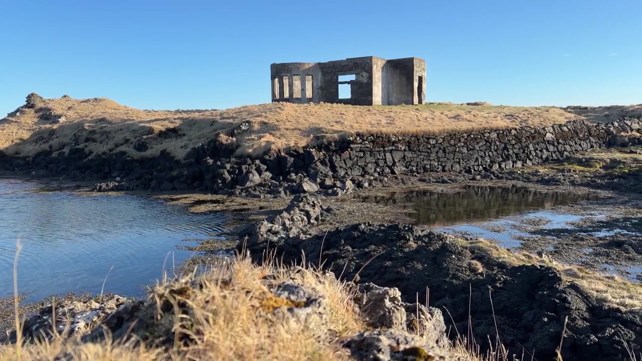 Forladt struktur på Hopsnes-halvøen nær Grindavik på Island. – afsløringsbillede.