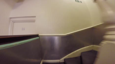 punto de vista de cámara rápida de tiro subiendo muchas escaleras y escaleras en un hotel para llegar a una habitación