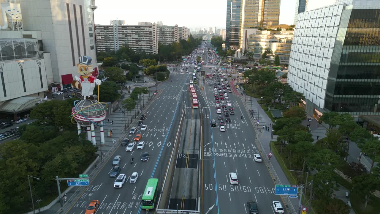 한국 서울 일몰 롯데월드타워 근처 출퇴근 시간에 드론 촬영