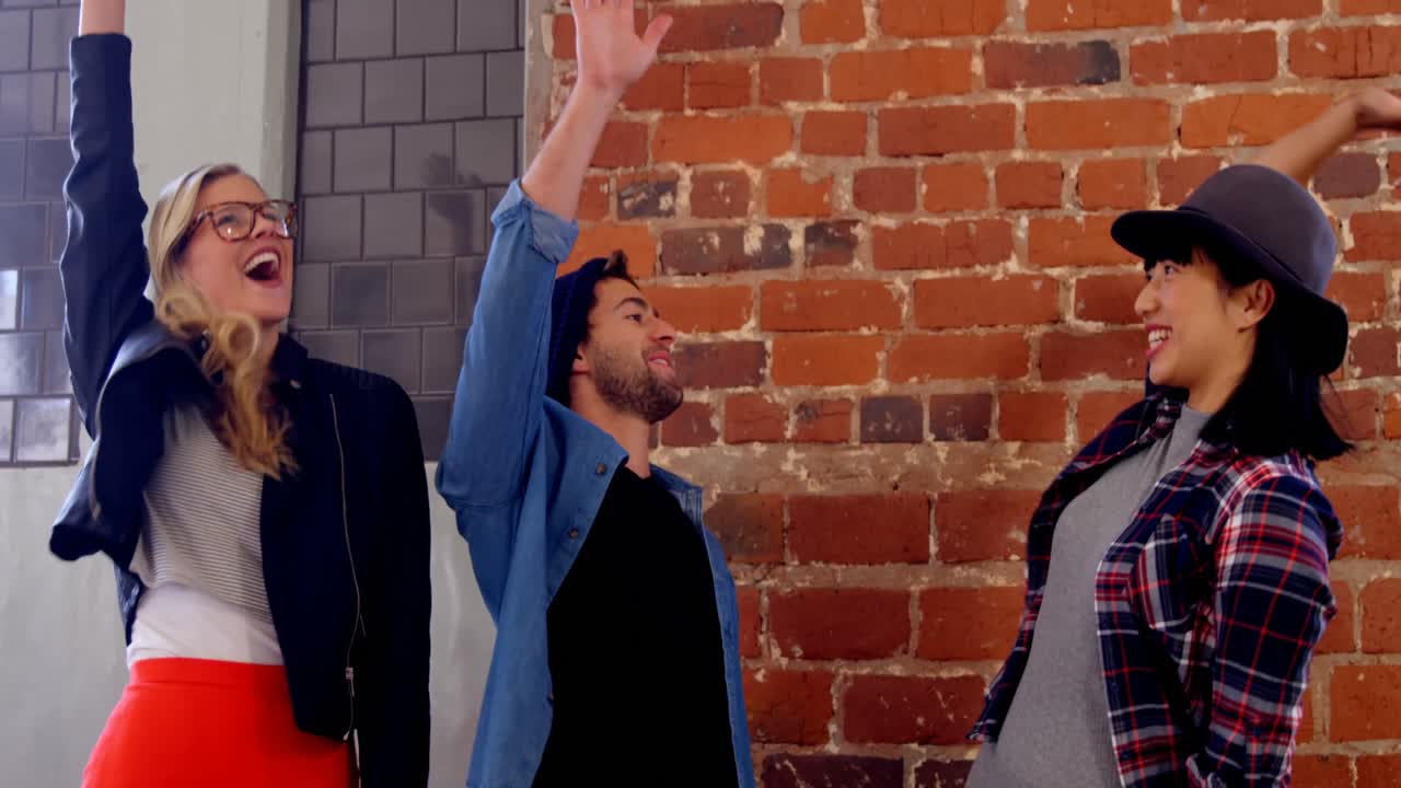 amigos felices formando una pila de manos 4k