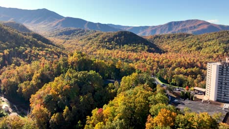 beautiful-fall-leaves-in-mountains-surrounding-gatlinburg-tennessee,-great-smoky-mountains