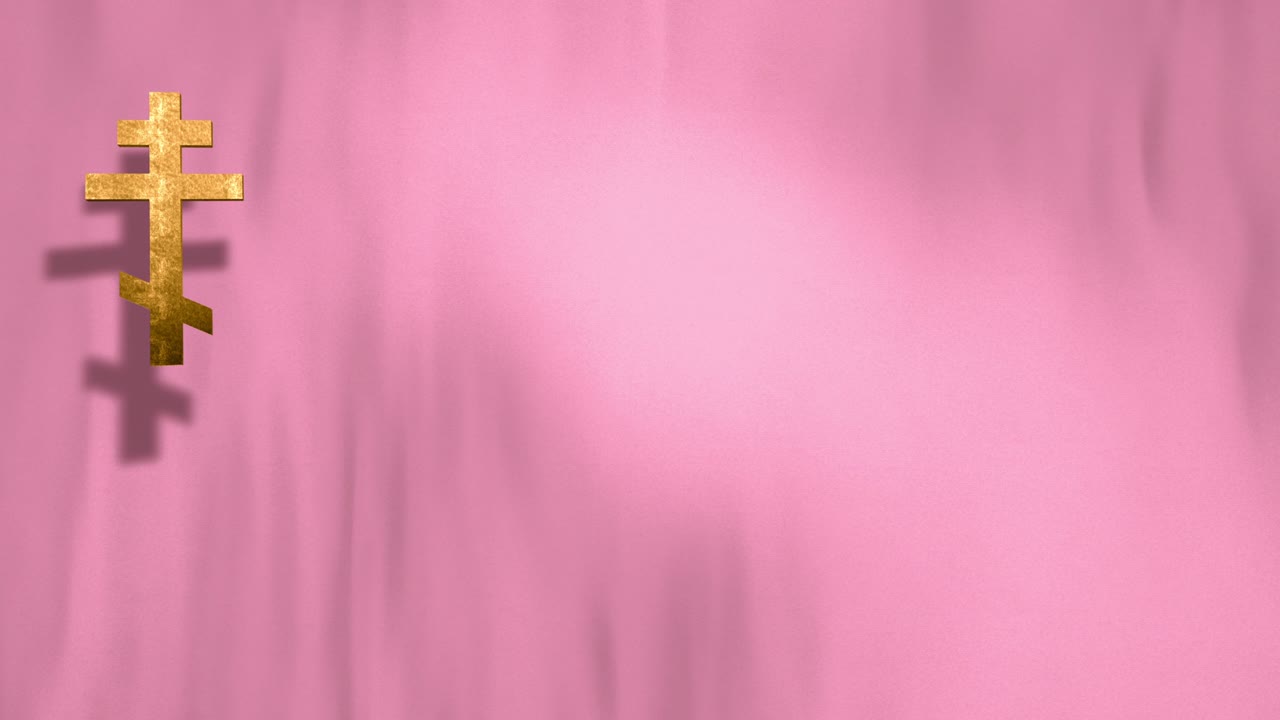 cruz cristiana ortodoxa rusa en bucle en marco completo con fondo de seda de terciopelo rosa