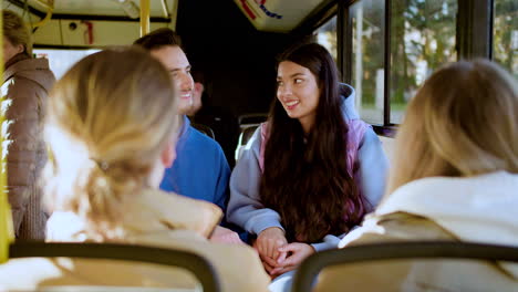 dos parejas jóvenes sentadas en el autobús