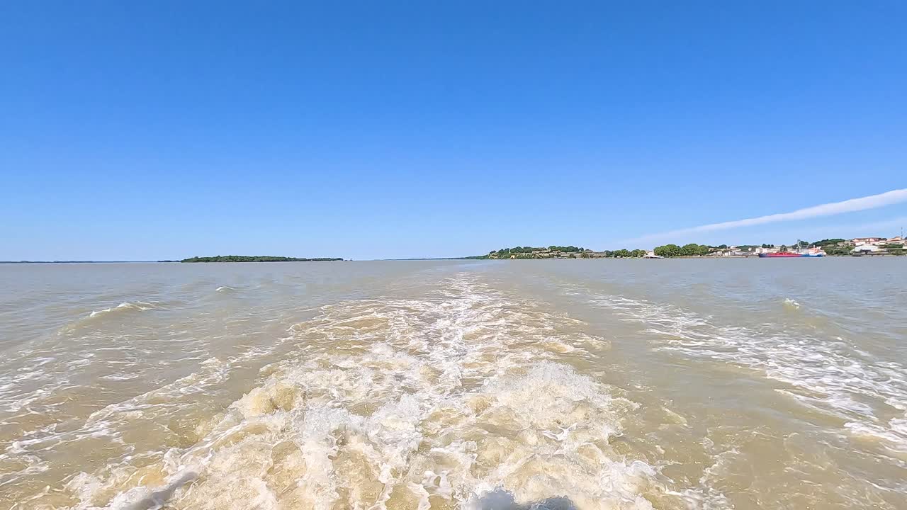 barco que se mueve a través del río en blaye, francia