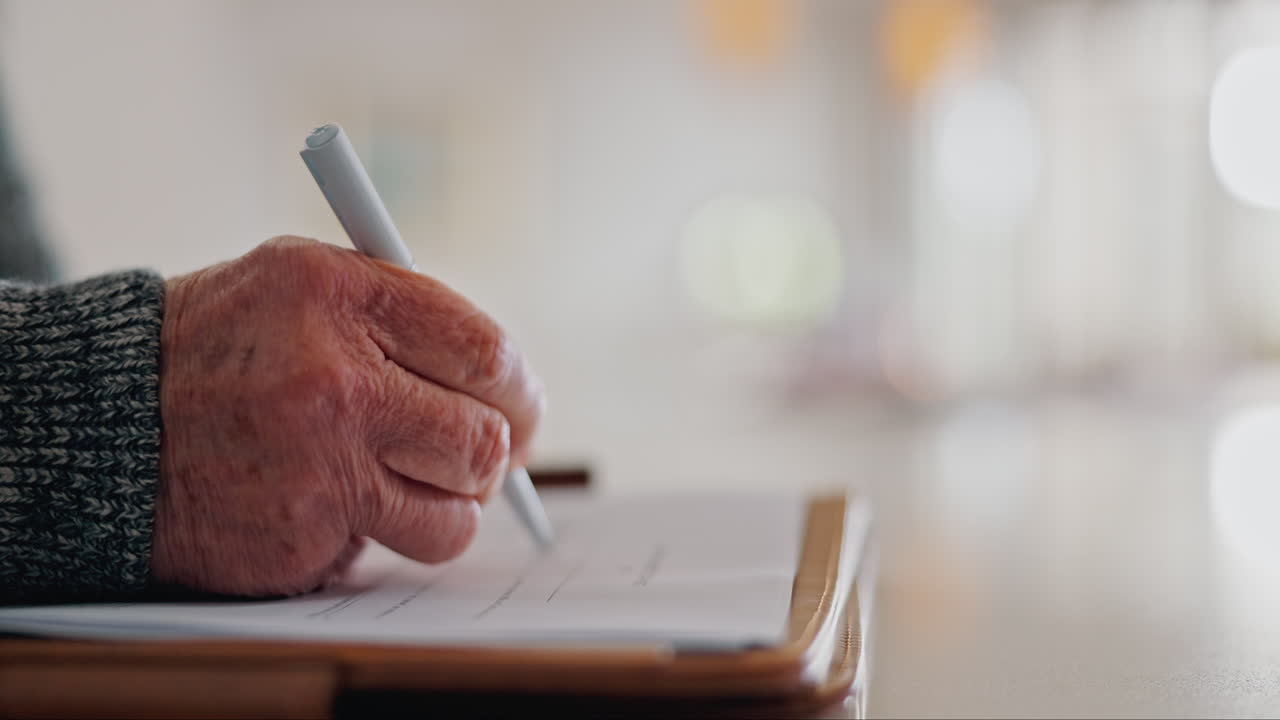 hombre anciano, manos y escritura en el papeleo
